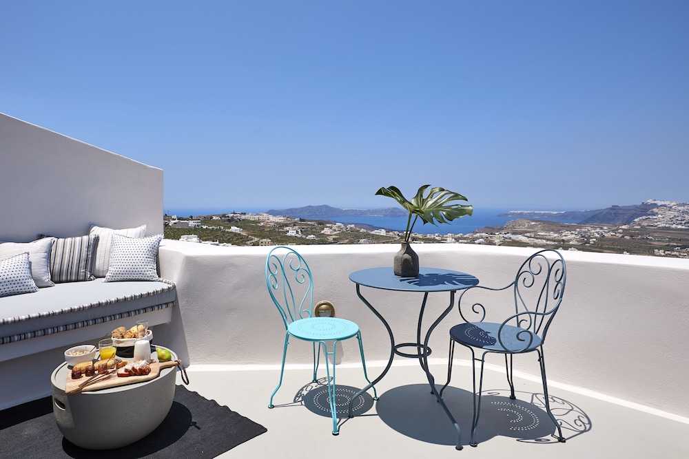 White and Co. La Torre Suites