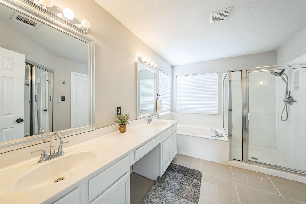 Modern 4br Gem Chic Comfort In Austin 4 Bedroom Home