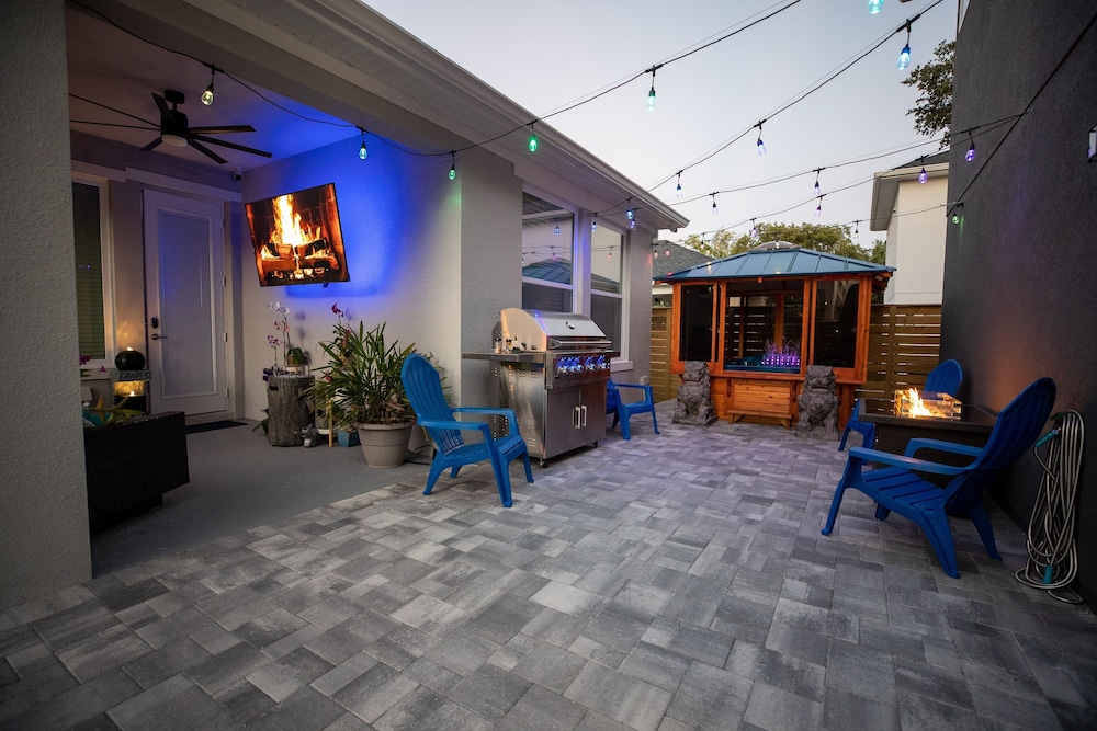 Brand New Modern Pet Friendly Zen Home W/ Private Home Theater & Hot Tub! 2 Bedroom Home by RedAwning