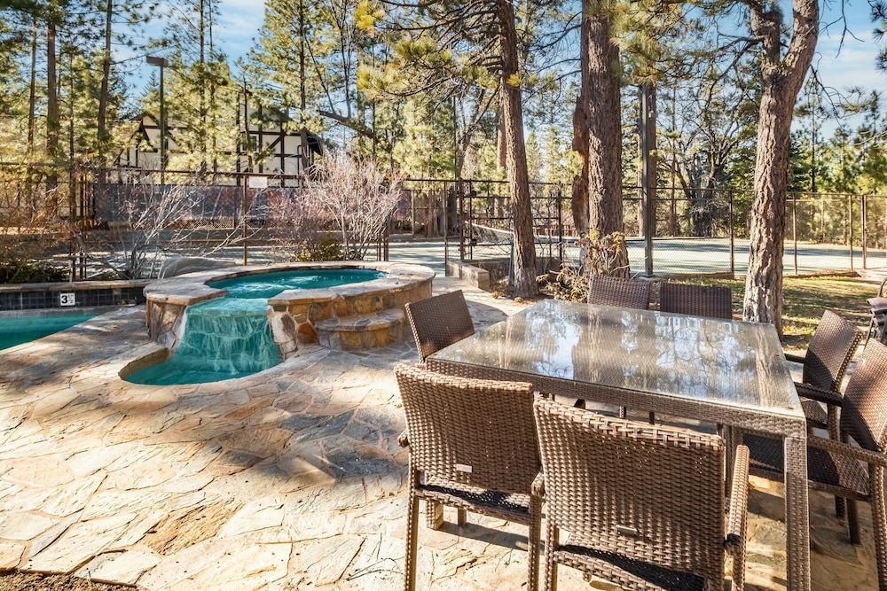 Heavenly Valley by Avantstay Home w Pool Sauna Hot Tub Game Room Tennis Crt Basketball Crt