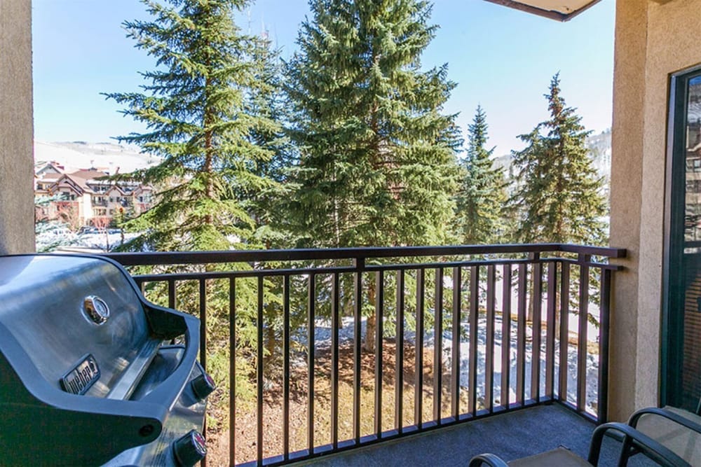 Cozy 2BR Condo in Lionshead Village - Just Steps From Gondola!