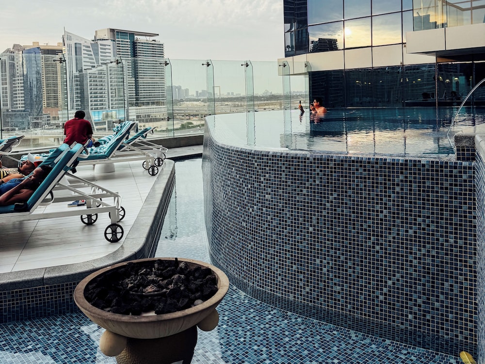 Grapeful Stay – Luxury Hostel Paramount Tower Business Bay