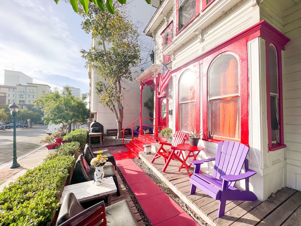 International Travelers House Hostel \- Downtown San Diego Little Italy.