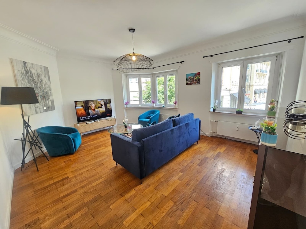 Ideal city stay 1BR near train station