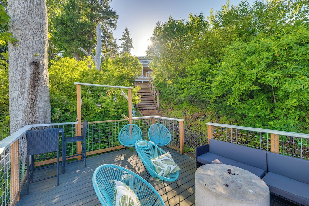 Stunning Semiahmoo Bay Views: Spacious PNW Home