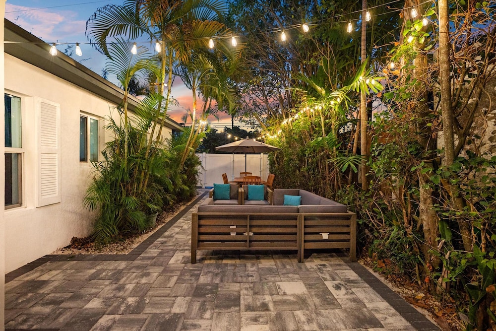 Uhost AI 4-unit Gem Mins to Las Olas Beach