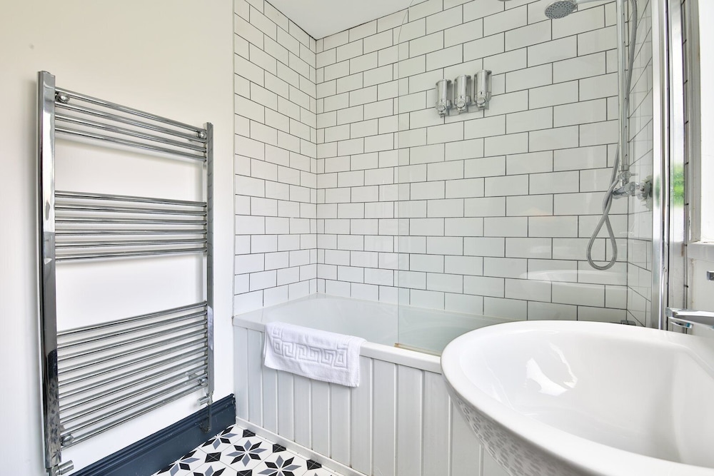 Bright 3-bed Swansea House + Parking