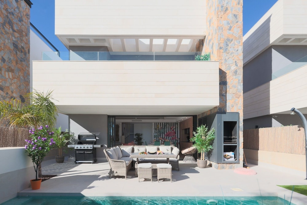 4 Bed Villa - Sleeps 8 - Pool - Garden - Parking