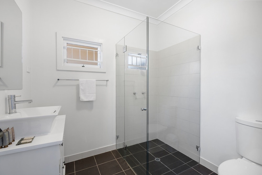Bright 3-bed With Garden by Banks Street Reserve