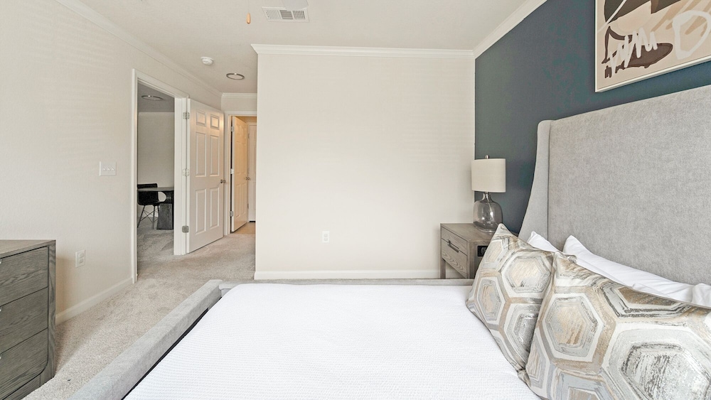 Landing Beautiful 1bd, Courtyard, Clubhouse