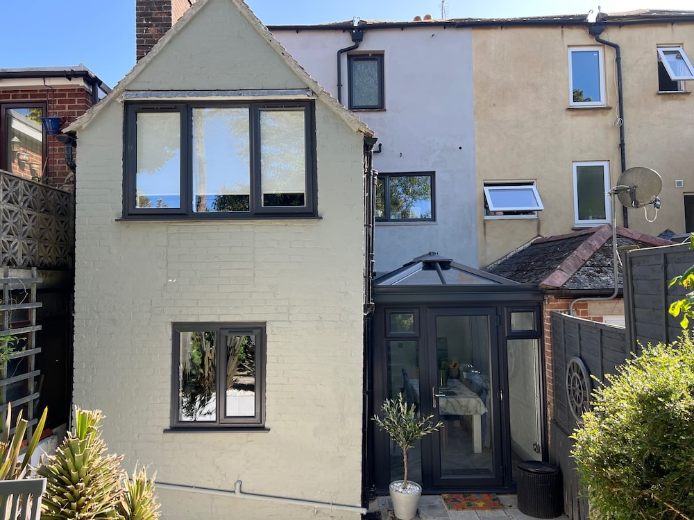 Housesleeps7-parking-garden-fireplace-beachnearby