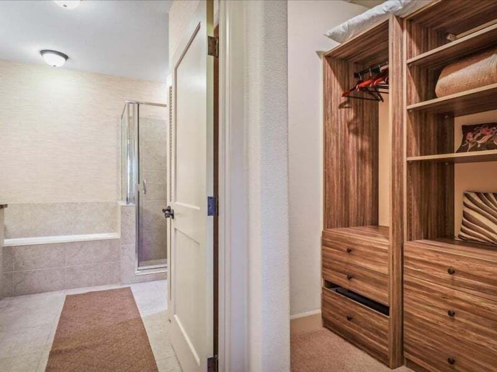 Peaceful Hawaiian Condo w Upscale Amenities - Near Dolphin Quest - Pool!- Vrkcv
