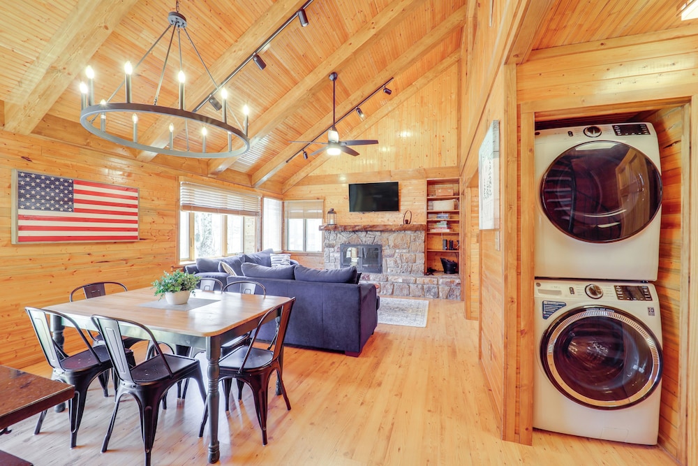 Walk to Ski Slopes: Sugar Mountain Unit w/ Balcony