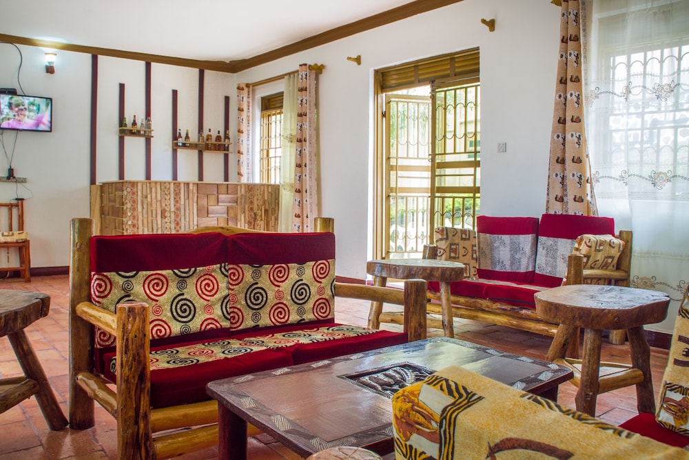 Queen Elizabeth Park View Tourist Lodge