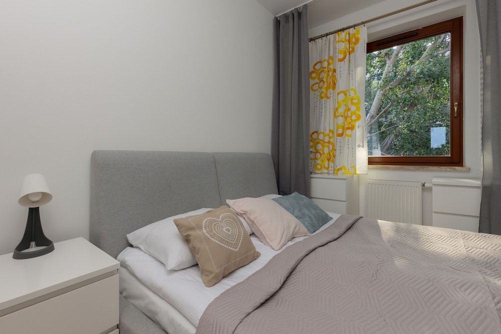 Spacious Apartment + Parking by Renters view 5