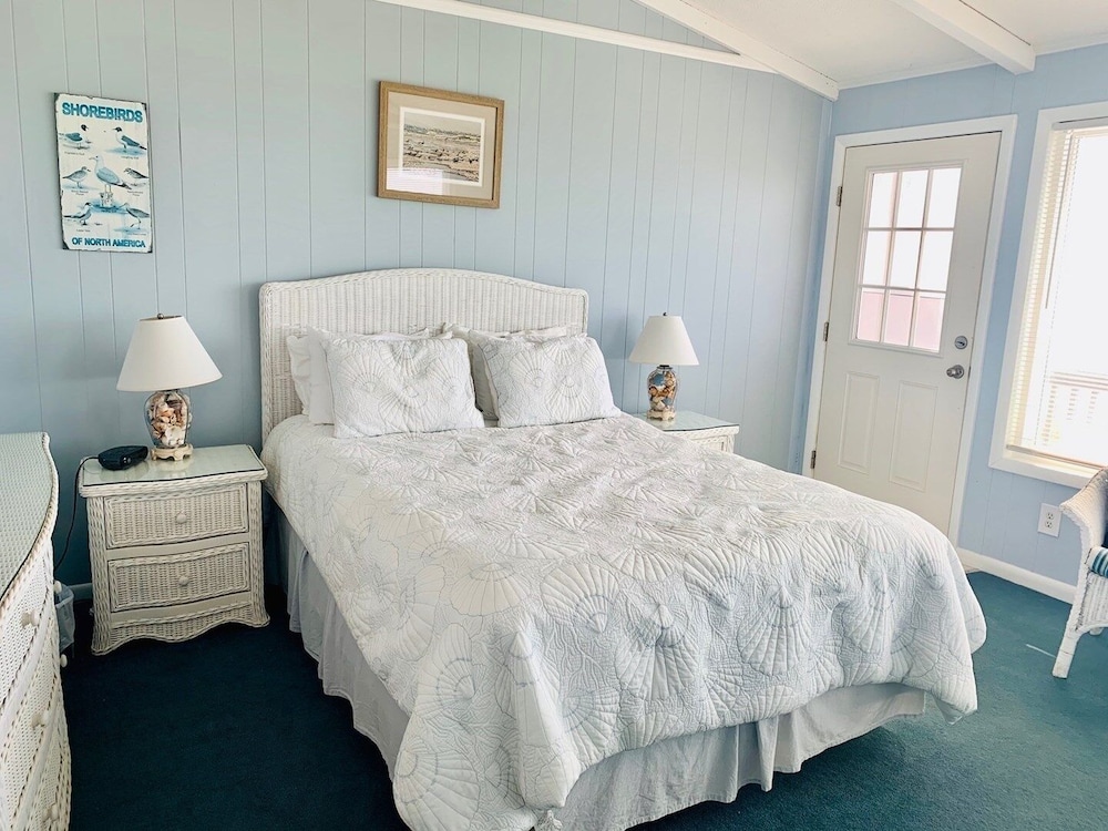 Westside- 3 Bedroom Home by RedAwning