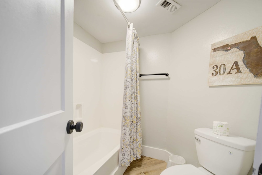 2 Condos, Steps to the Beach Pool+hot Tub, Balcony Lounge Triton & Sea Haven
