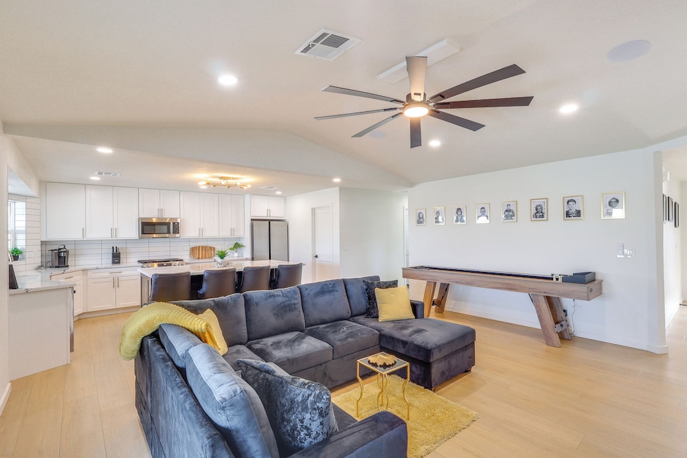 2 Mi to Windsor Beach! Updated, Sleek Family Home