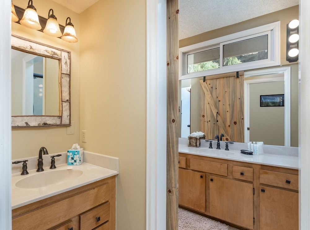 Cedar Upper Luxury Vacation At Windcliff 3 Bedroom Home by RedAwning - Property Image 38