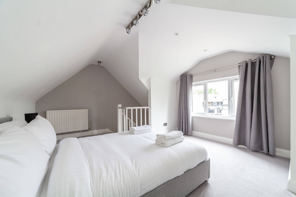 Spacious Battersea Gem With Balcony Bliss