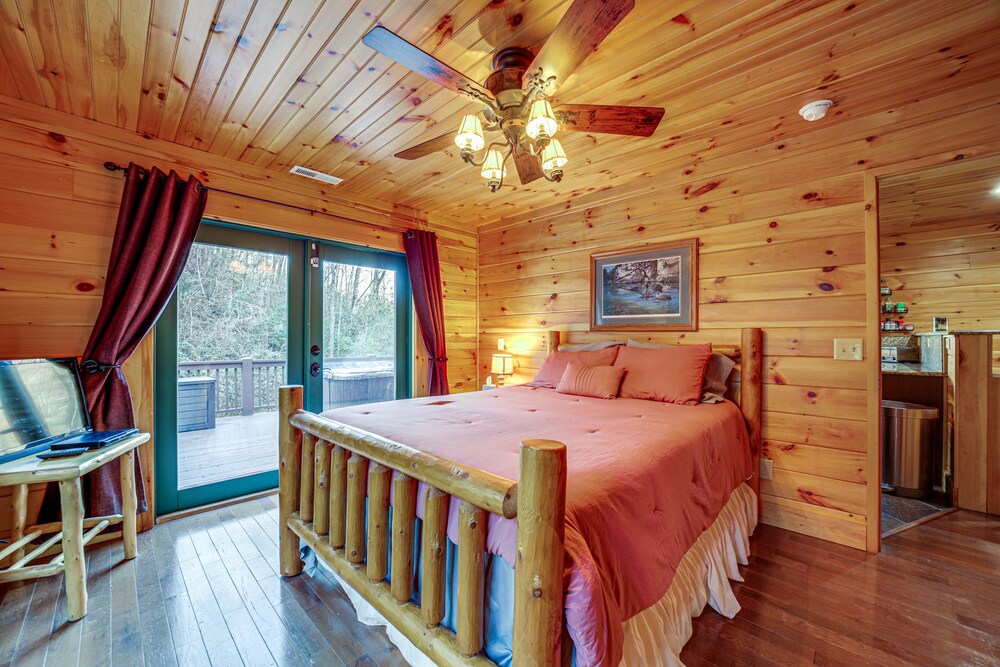 'twin Creeks Lodge' w/ Hot Tub < 1 Mi to Lake! view 3