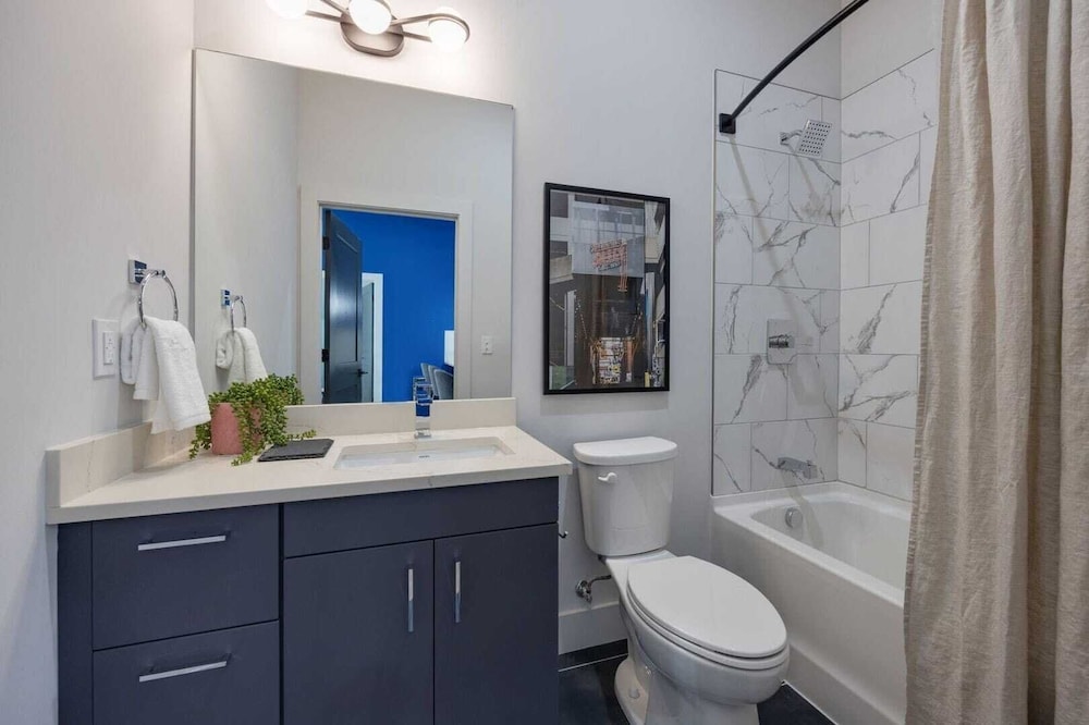 Sleeps 42 7 Modern Midtown Apartments w/ Gym + Pool Walkable to Shops & Eats