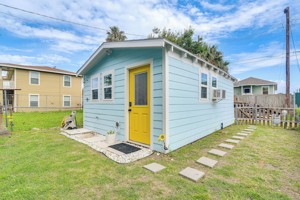 Updated Galveston Studio w/ Deck - 1 Mi to Beach!