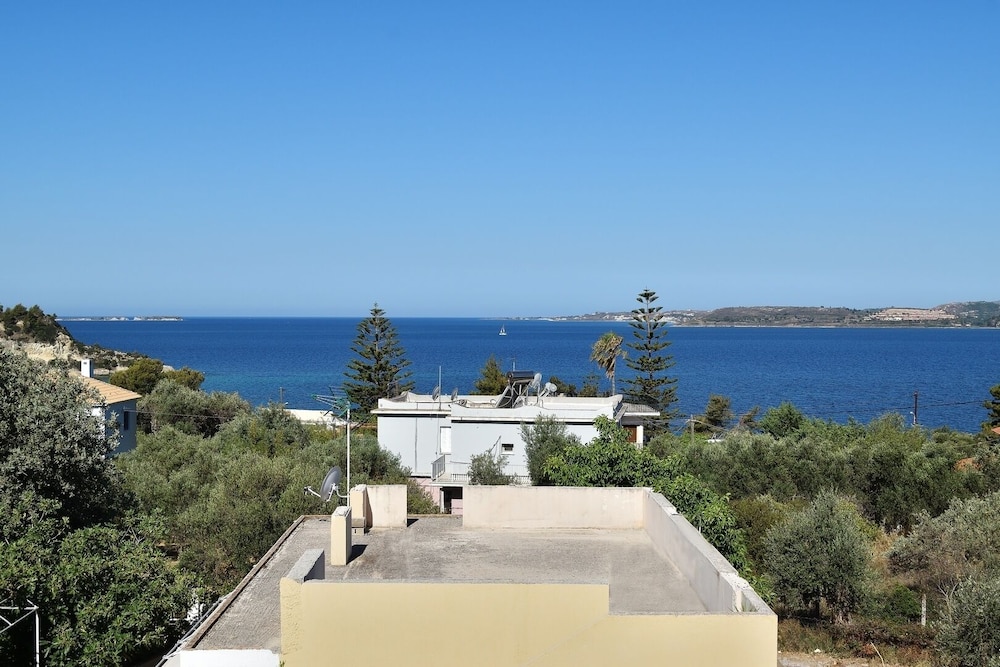 Tzivras Villa & Apartments
