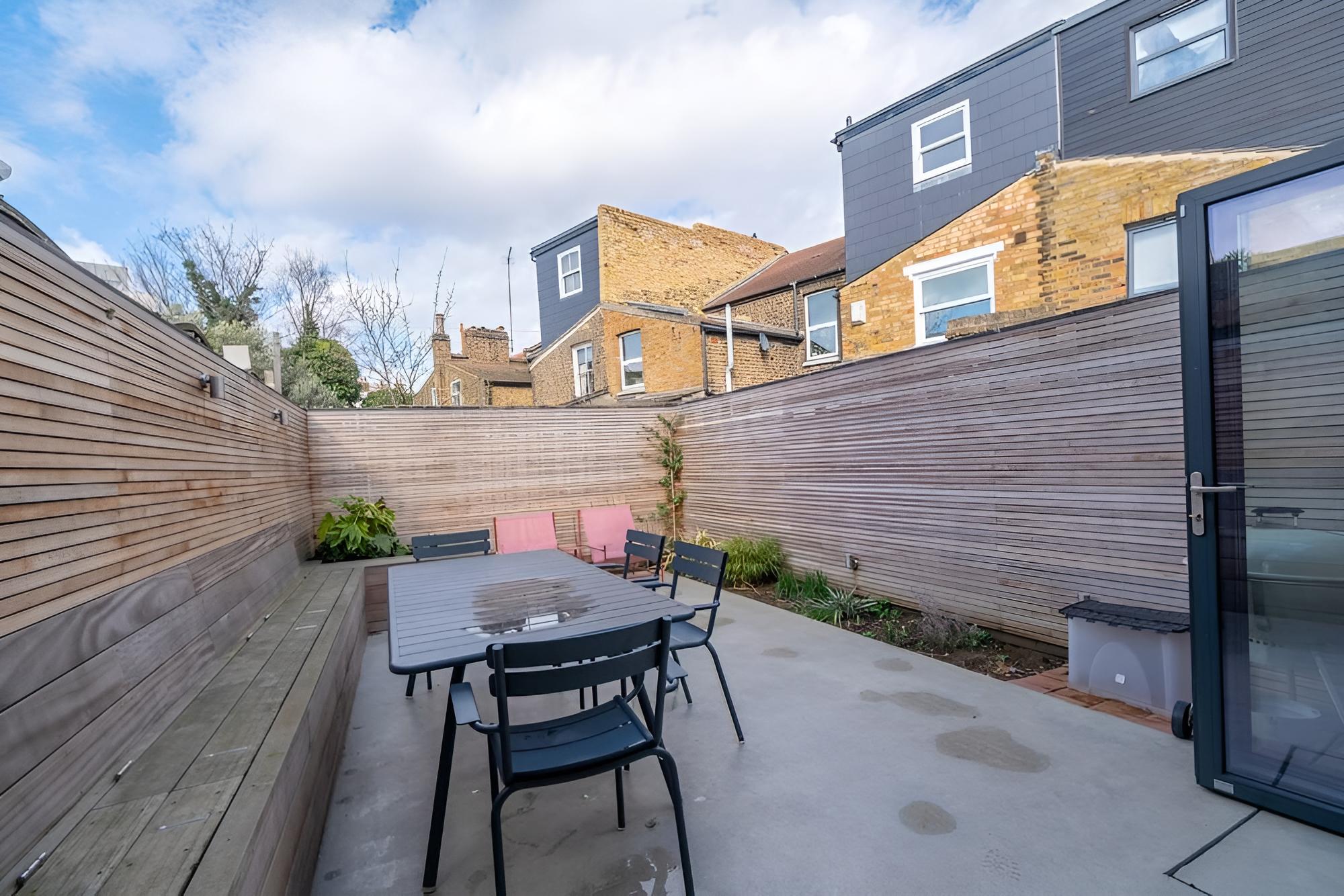 Beautiful Minimalistic 2BD House - Victoria Park