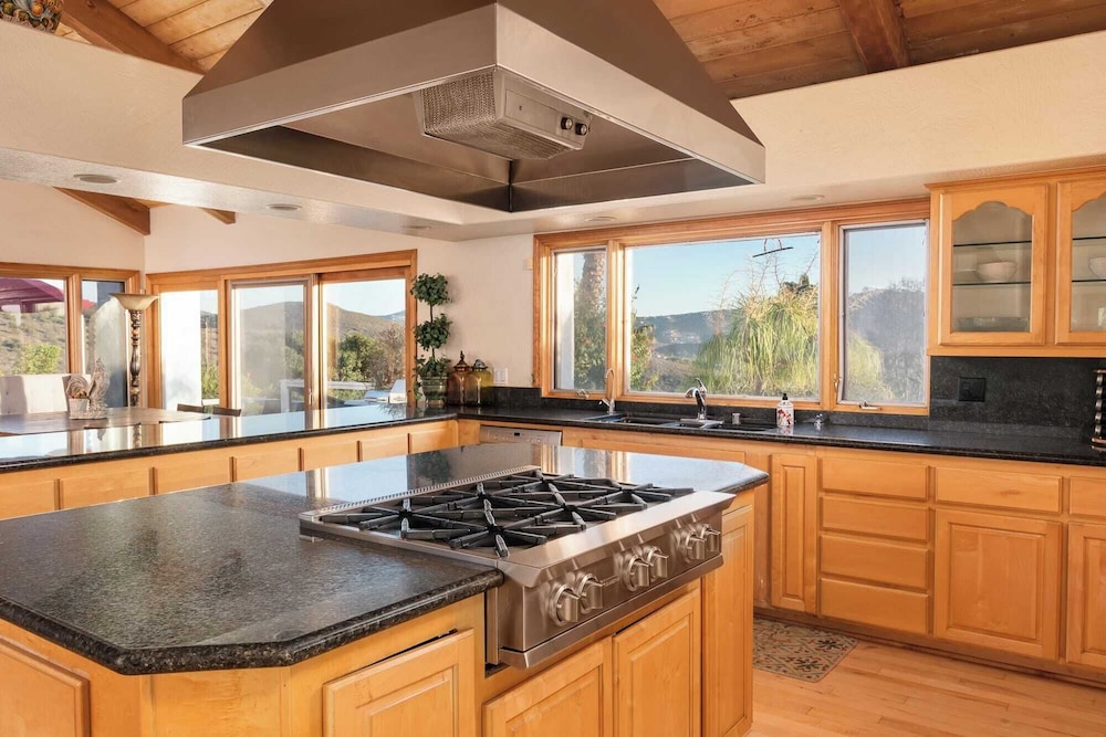 Resort-style Estate w/ Pool, Game Room & Tennis Court Near Wineries The Tennis Ranch by Avantstay