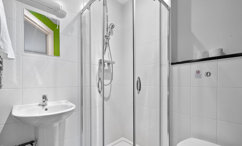8 Bed Apartment @ Derriford Stays by Pureserviced