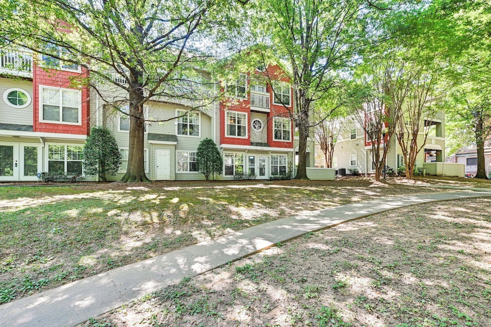 1/2 Mi to Bank of America Stadium: Uptown Condo!