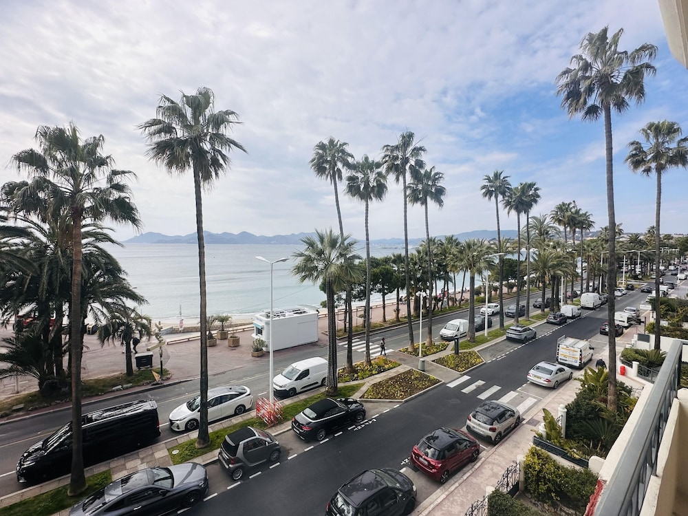 One Bedroom Apartment With a sea View Right by the Croisette Beaches and the Center of Cannes - 2287
