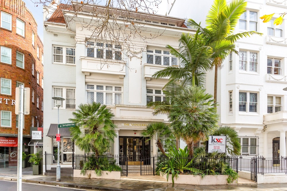 Eclectic Art Deco Apartment in Great Location
