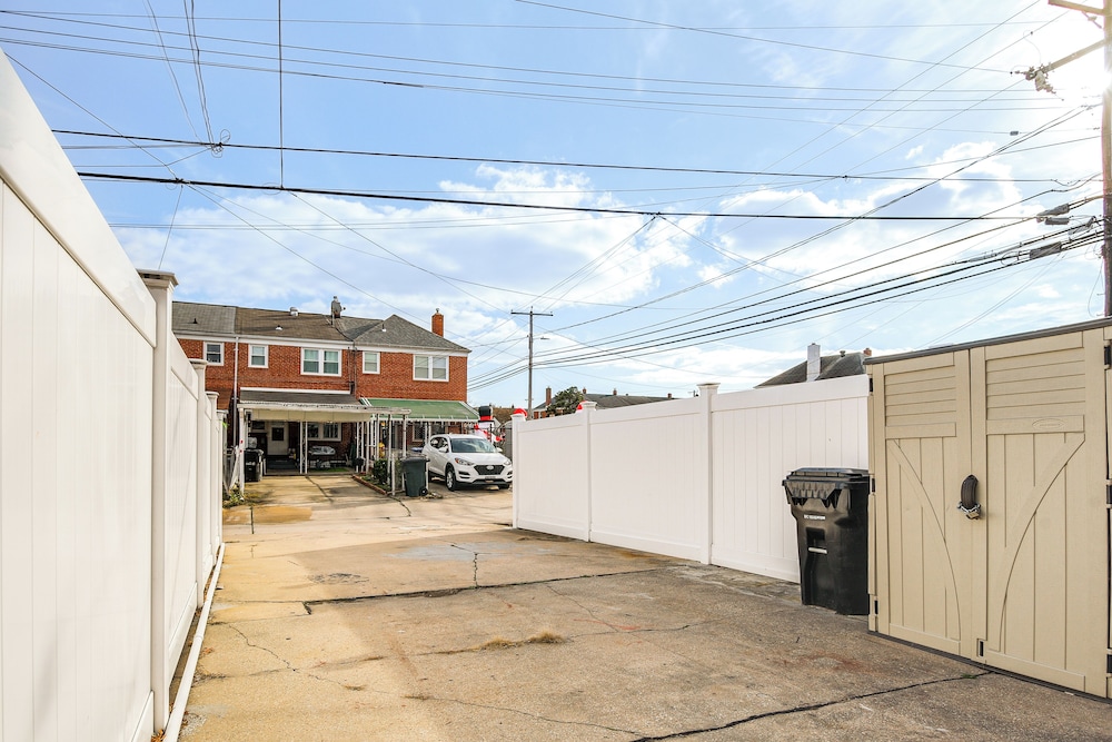 11 Mi to Downtown Baltimore: Middle River Townhome