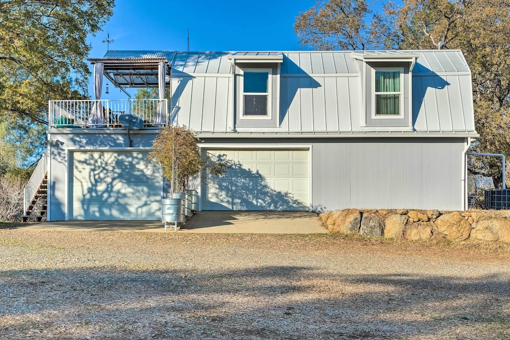 Mariposa Home: Furnished Patio & Sierra Mtn Views