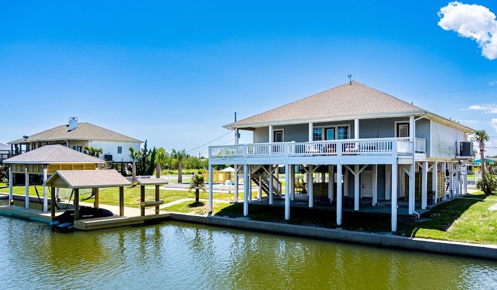 Bolivar Slam 3 Bedroom Home by RedAwning