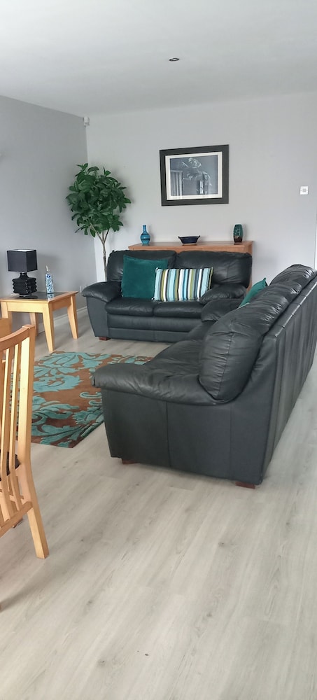 Bangor - 2 Bed Apartment- Sleeps 4 -privateparking