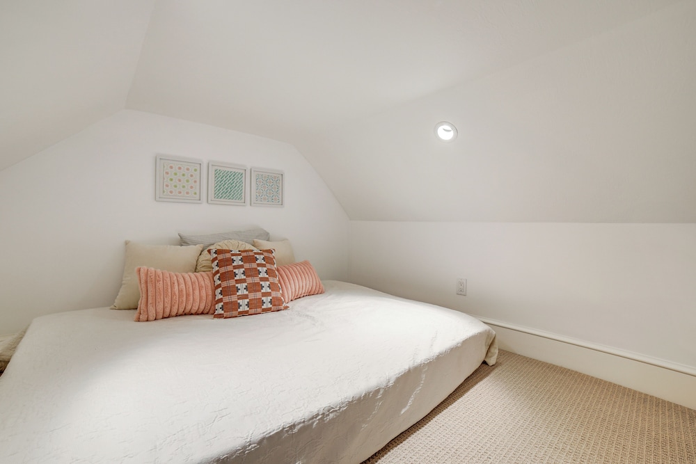 1 Mi to Dtwn Grand Rapids: Chic Condo w/ Balcony!