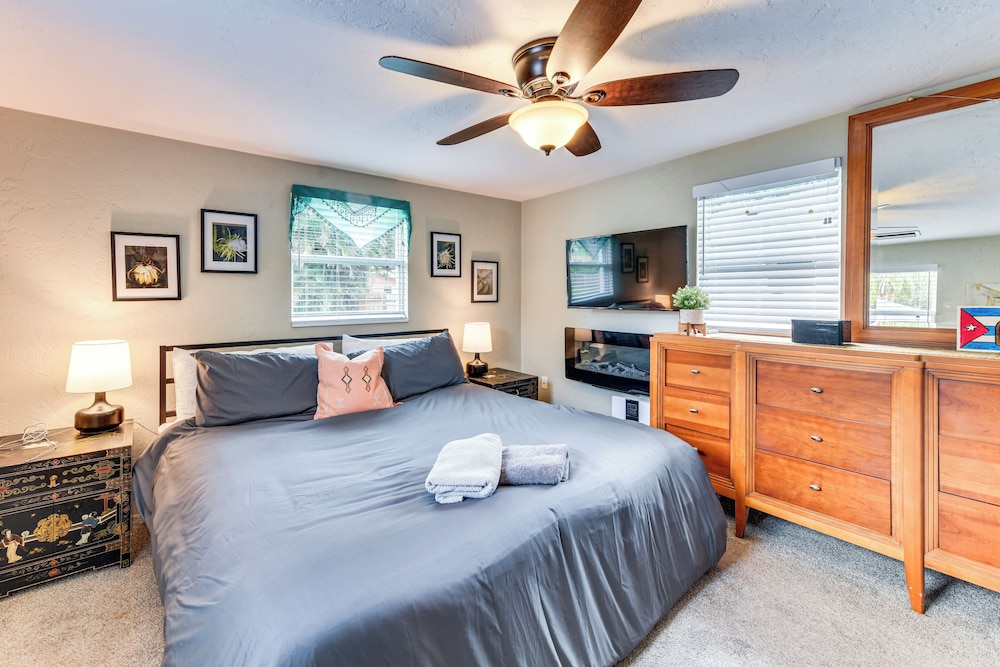< 3 Mi to Dtwn: Pet-friendly Sarasota Stay w/ Yard