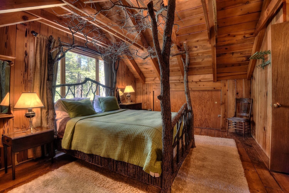 Charming Cascade Chalet view 2