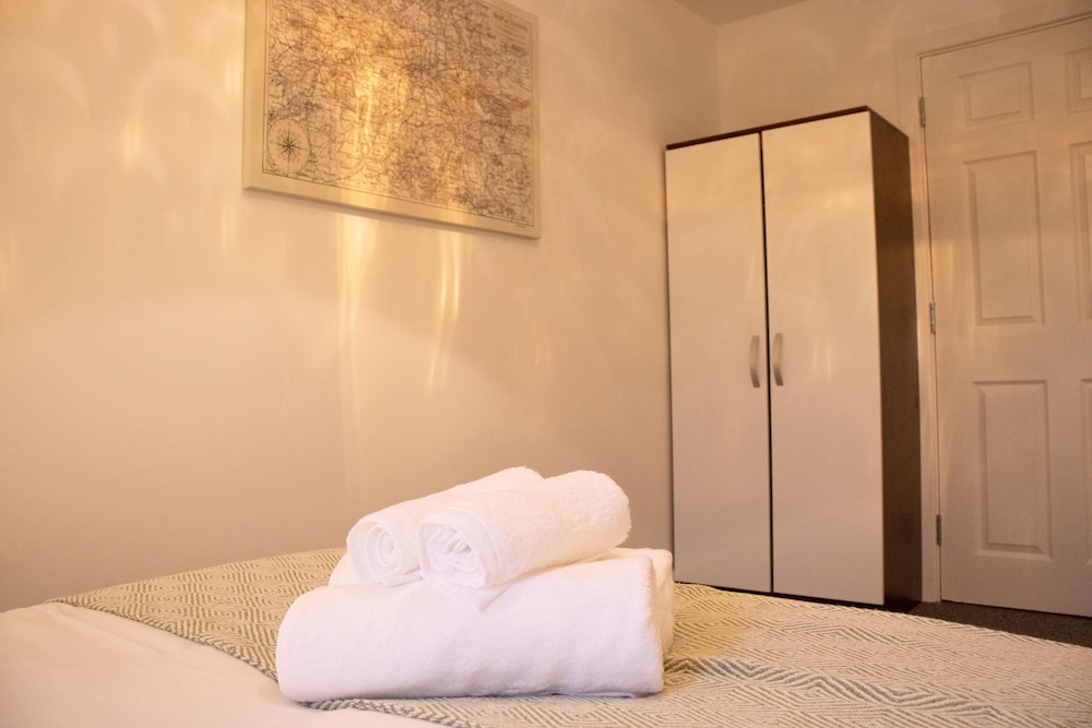 Livestay - 2 Bed 2 Bath Minutes From Heathrow view 3