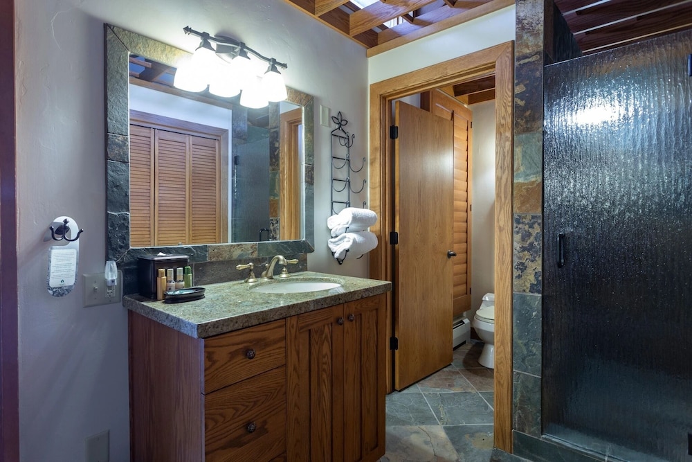 Pinnacle at Deer Valley Resort - Four Bedroom Condo with Hot Tub #1065 4 Condo