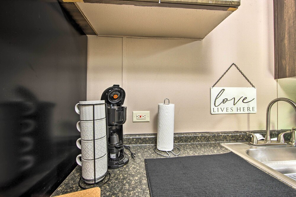 Modern Alba Tiny Home Near Lake Fork Boating! view 2