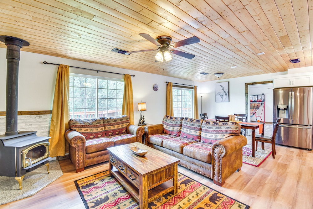 Sierra Serenity: Scenic Mtn Escape w/ Game Room