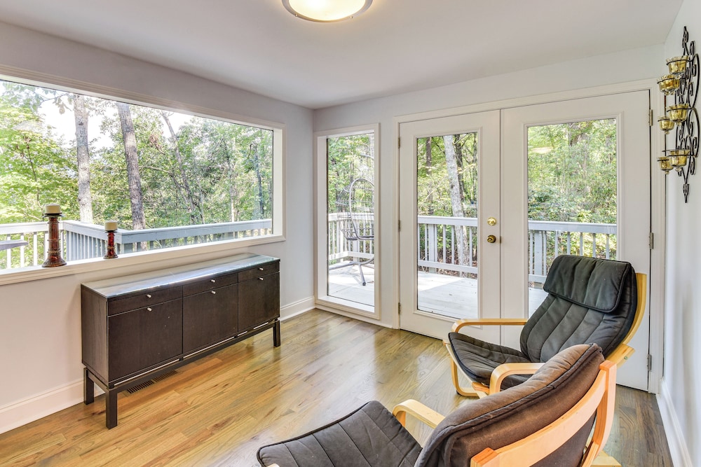 Woodsy Retreat w/ Deck & Views in Dahlonega!