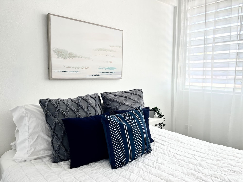 Centrally Located Sunny Apartment Walk to Beaches