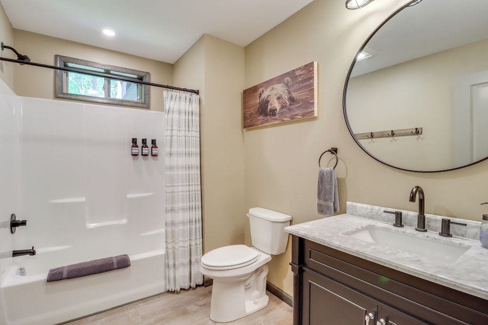 Hot Tub & Community Beach: Albrightsville Home!