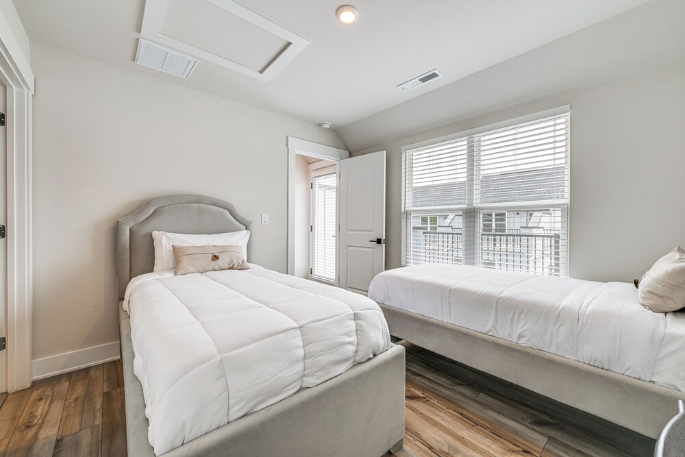 Walk to Music Factory: Townhome w/ Rooftop Deck!
