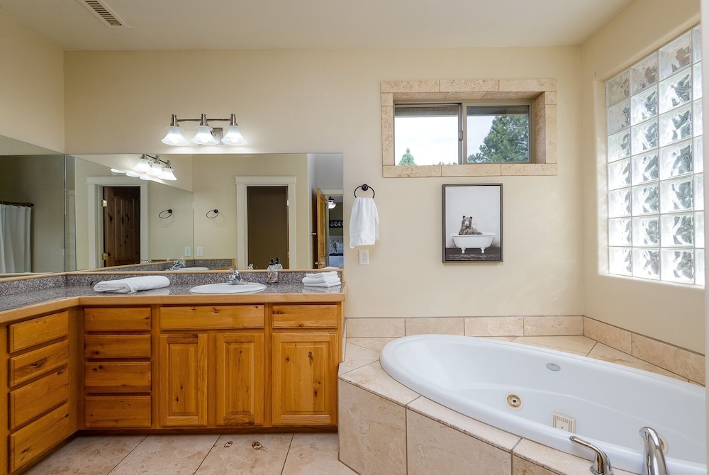 Ponderosa Retreat 4 Bedroom Home by Redawning view 4